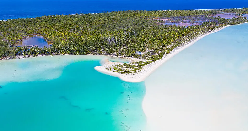 Huahine, fertile valleys and sheltered bays