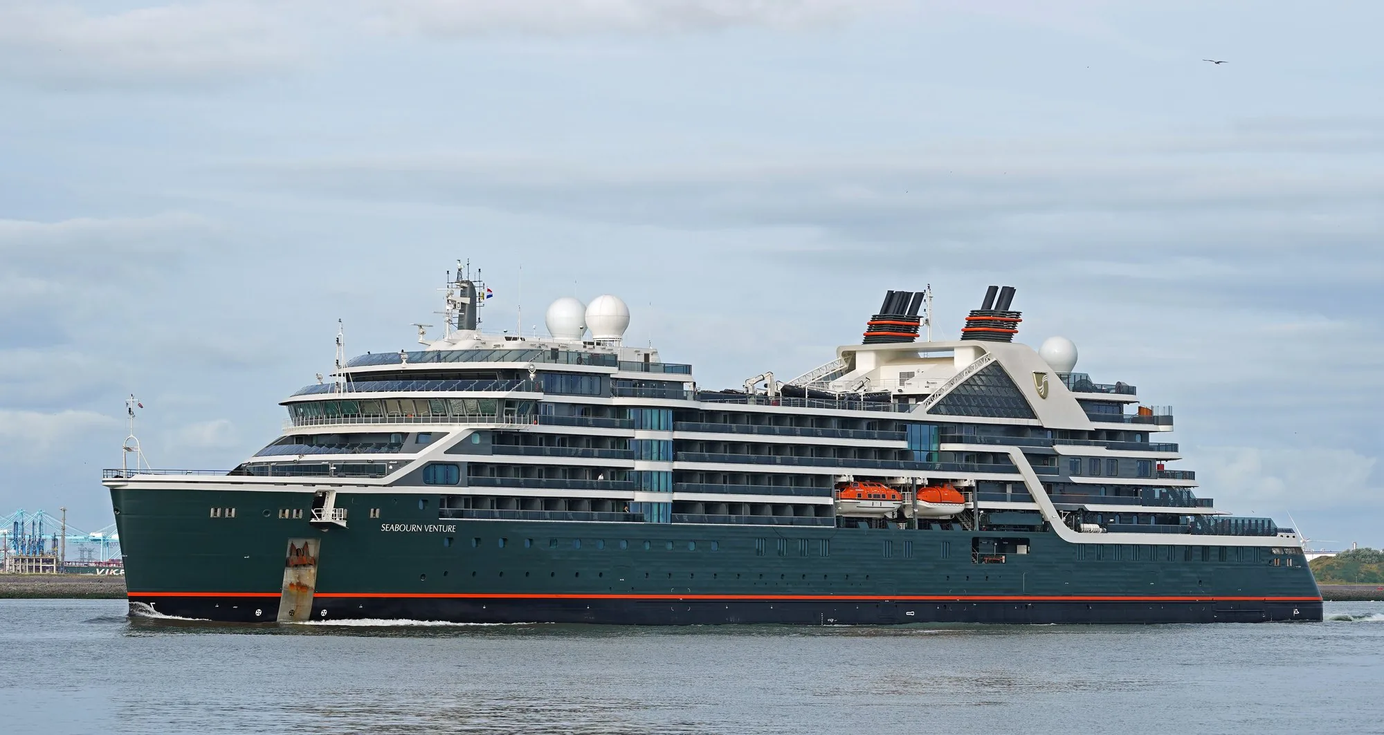 Seabourn Venture under way
